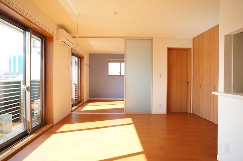 江戸川区平井４丁目の賃貸マンションのその他|リビング～洋室を開放すると17.8帖の大空間♪