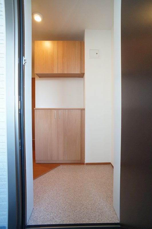 江戸川区平井４丁目の賃貸マンションの玄関|玄関にはゆとりのシューズＢＯＸ♪