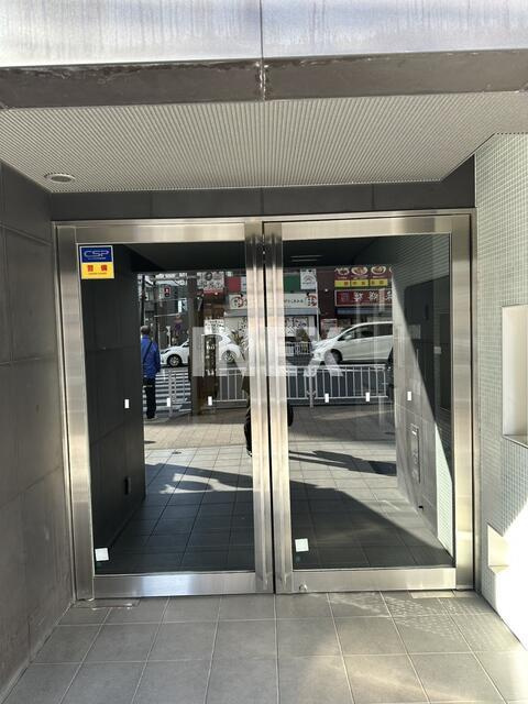 横浜市中区宮川町３丁目の賃貸マンションのエントランス