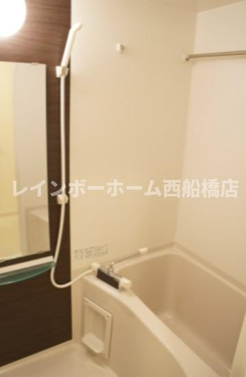 千葉市花見川区検見川町３丁目のアパートの浴室