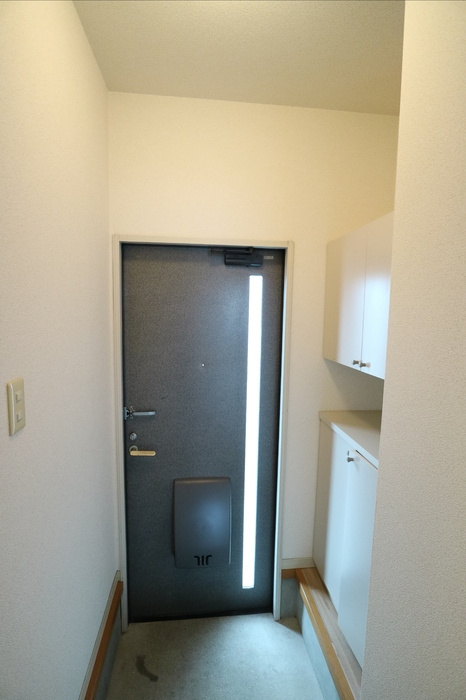 ハイツ花のこみちB棟の玄関
