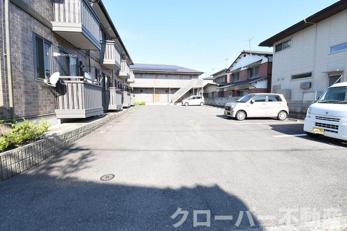 リビングタウン伏石 B棟の駐車場|駐車場