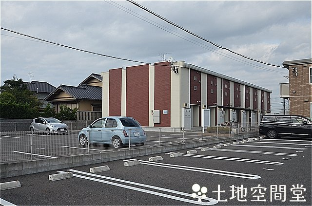 直方市大字感田のアパートの駐車場
