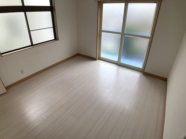 ヴィラ夢野の内装|2面採光の明るい洋室
