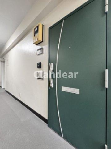 オオサキ竹の塚マンションの玄関|ドキドキの新生活も、安心してスタート。ぴったりの住まいを見つけませんか？クランディアが一緒に住まい選びをサポートします‼　まずは、お気軽にお問合せください　＃クランディア