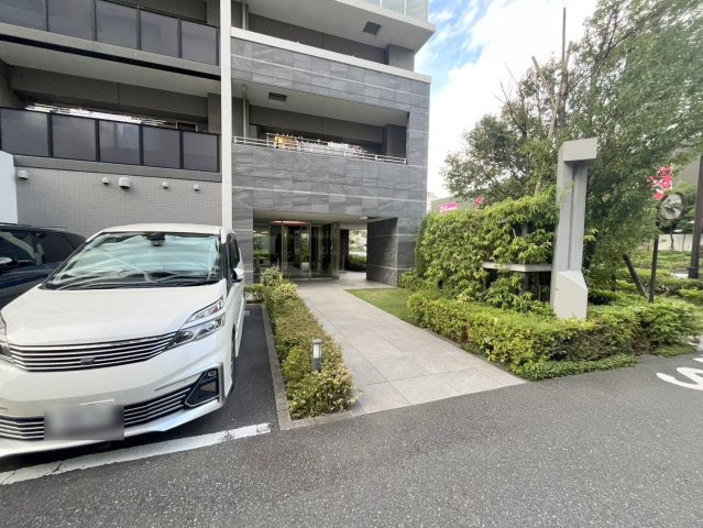 クレヴィア豊洲のその他共用部分|共用部・駐車場につながるエントランス
