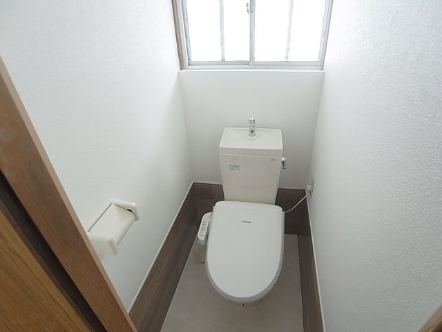 鈴蘭台東町５丁目戸建のトイレ|温水洗浄便座付きのトイレ、小窓も完備