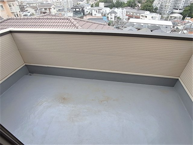 鈴蘭台東町５丁目戸建のバルコニー|明るいバルコニー、晴れた日は洗濯物すぐ乾きます