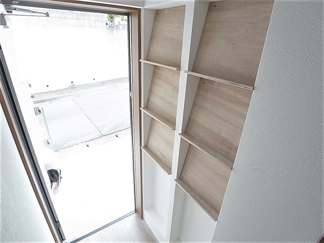 鈴蘭台東町５丁目戸建の玄関|玄関には棚が有り、靴をお洒落なに飾る事が可能