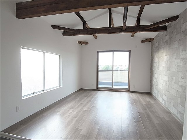 鈴蘭台東町５丁目戸建の居間・リビング|リビング11帖、天井の梁がお洒落ですね