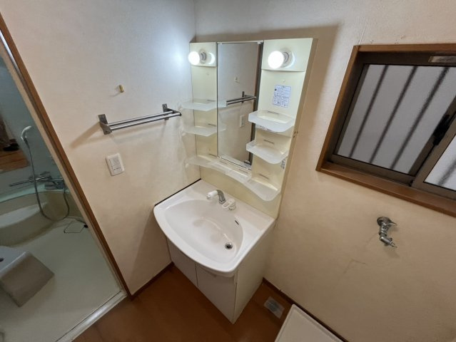 東大阪市布市町4丁目　戸建の独立洗面台|朝の支度にも助かる、独立の洗髪洗面化粧台