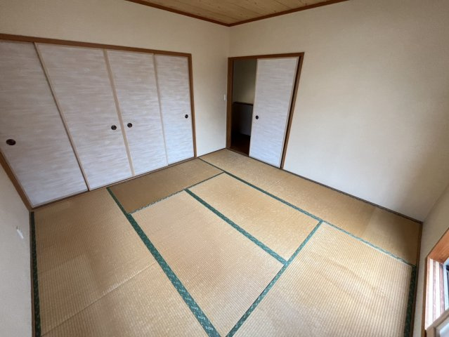 東大阪市布市町4丁目　戸建の寝室|広くて明るい寝室