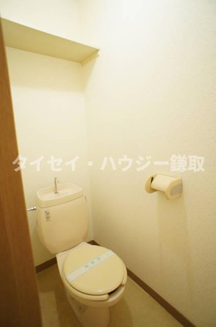 ガーデンヒルズ国分寺台Ａ棟のトイレ|上部に棚のあるトイレです
