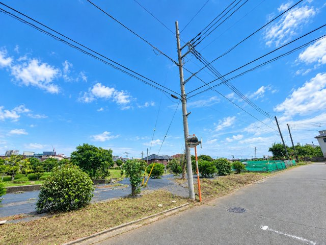 大和市下鶴間土地【建築条件なし】の前面道路含む現地写真