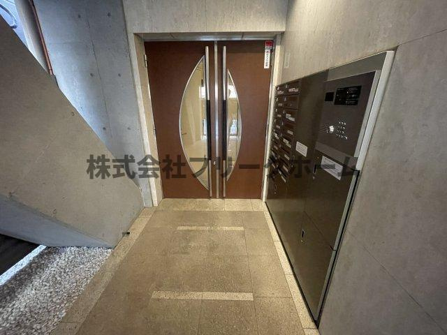 三鷹市下連雀３丁目の賃貸マンションのエントランス