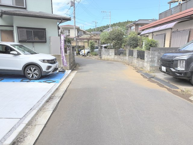 【Livele Garden】青梅市今井の前面道路含む現地写真|車どおりの少ない前面道路です。運転が苦手な方も安心して駐車できます。
