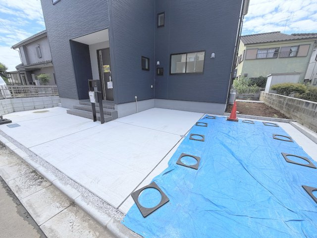 【Livele Garden】青梅市今井の駐車場|お車を2台所有の方も安心の並列駐車スペース。日常使いからセカンドカーまで快適に駐車できます。

