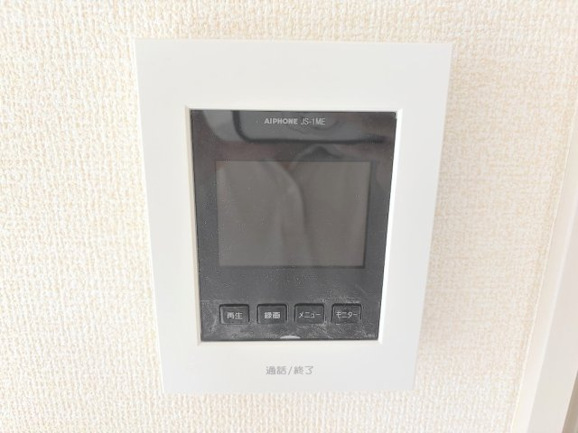 【Livele Garden】青梅市今井の防犯設備|来訪者の顔を室内から確認できるモニター付きインターホン。防犯面に配慮された設備です。
