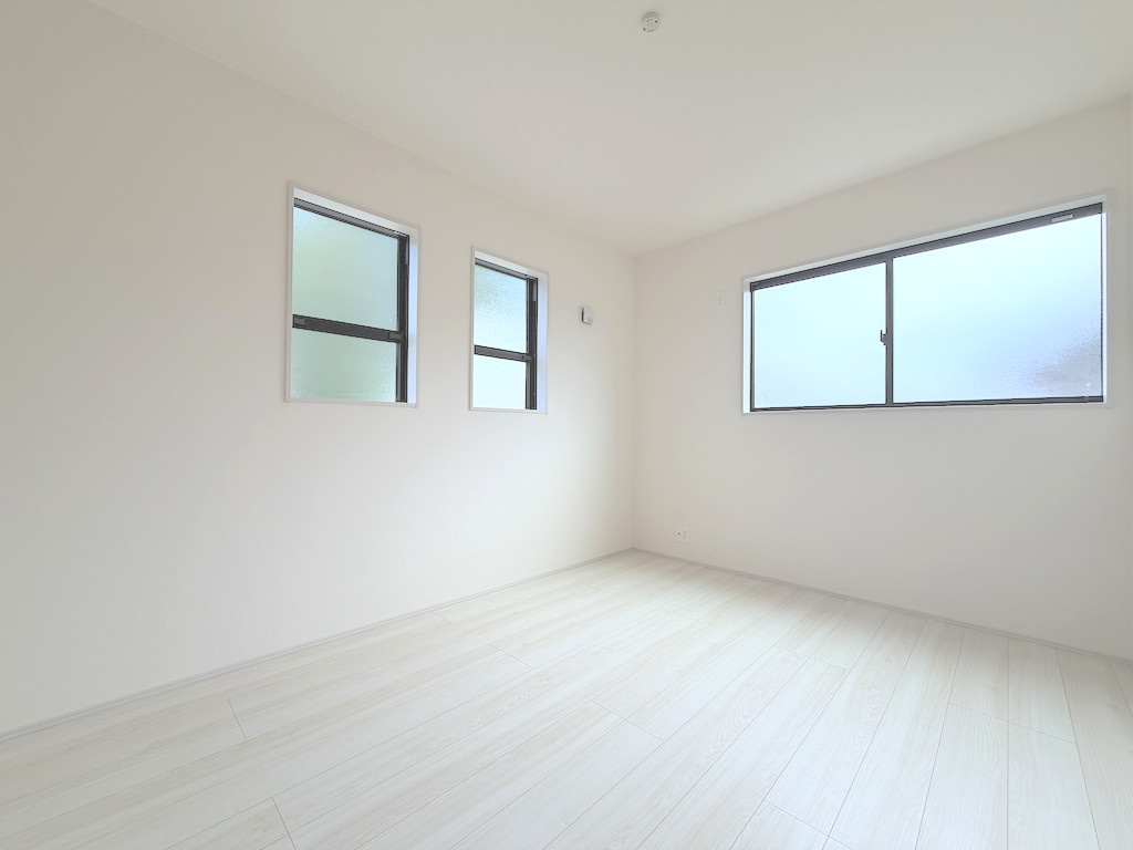 【Livele Garden】青梅市今井の洋室|【6帖】明るい日差しが差し込む清潔感のある居室。子供部屋や書斎など多目的に活用できます。
