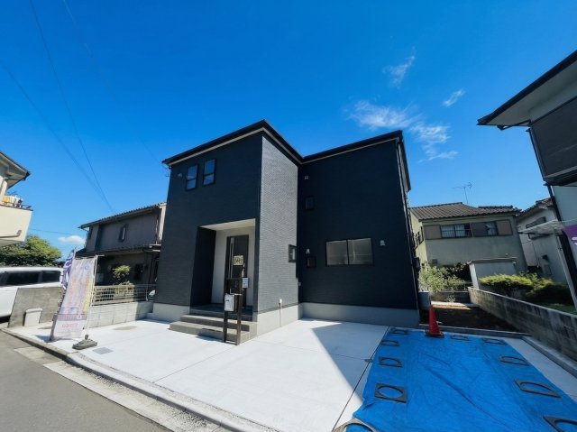 【Livele Garden】青梅市今井の外観|ダークグレーのお洒落な新築分譲住宅の外観写真です。 明るい日差しの中で、洗練されたデザインが目を引きます。駐車場スペースもあり、快適な生活が想像できる物件です。