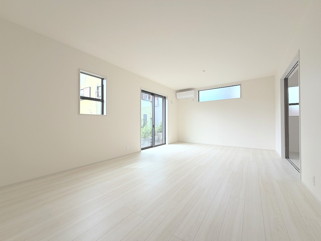 【Livele Garden】青梅市今井の居間・リビング|【18帖】家族が集う開放的なリビング。自然光が注ぎ込む明るい室内で快適に過ごせます。
