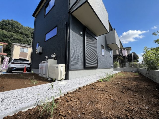 【Livele Garden】青梅市今井の庭|【少し広めの庭付き】ガーデニングや家庭菜園、休日のBBQを楽しめる開放的なプライベート空間！お子様の遊び場やペットとの時間も充実する、ゆとりある暮らしを叶えます。