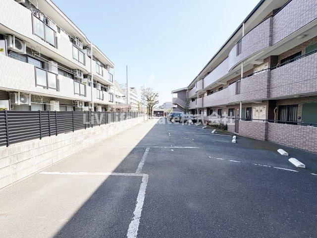 都民住宅アースフォーガルの駐車場