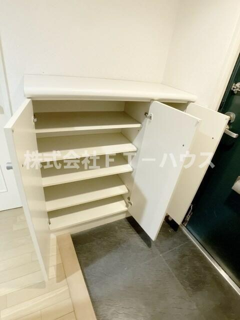 潮ハイツの玄関