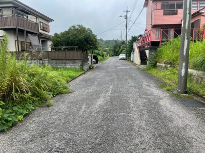 【前面道路含む現地写真】 | 土地　市原市石川　 | ○建築条件無し土地！現況更地！
●ご希望の間取りで建築できます！
○お好きなハウスメーカー・工務店で建築できます！
●道路からフラットで車庫並列4台可能！
○家庭菜園・駐車場としての利用も可能！