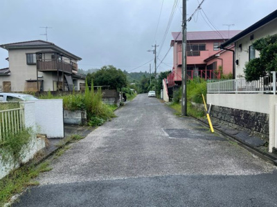 【前面道路含む現地写真】 | 土地　市原市石川　 | ○建築条件無し土地！現況更地！
●ご希望の間取りで建築できます！
○お好きなハウスメーカー・工務店で建築できます！
●道路からフラットで車庫並列4台可能！
○家庭菜園・駐車場としての利用も可能！