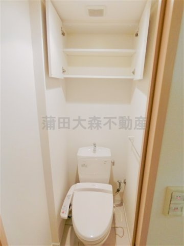 東京蒲田スクエアタワーのトイレ|棚収納と温水暖房便座付きトイレ　