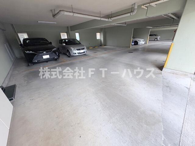 シャングリアマルタの駐車場
