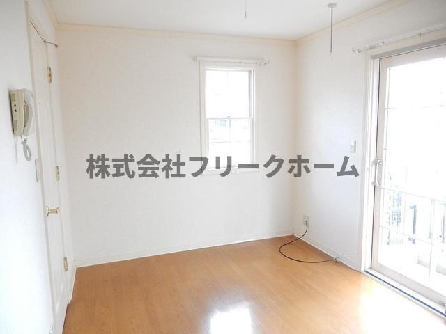小金井市東町２丁目のアパートの居間・リビング