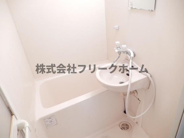 小金井市東町２丁目のアパートの浴室