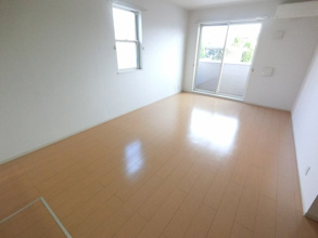 【居間・リビング】 | ヴィラ キュラス | ※角部屋の写真です、側面の窓はございません