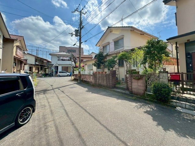 草津市東矢倉2丁目　建築条件無し売土地の前面道路含む現地写真