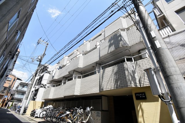 グランディア甲子園の外観