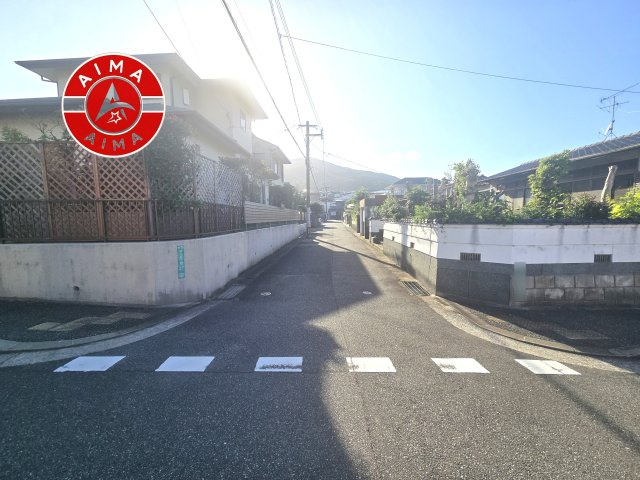 福岡市西区野方5丁目第8-2棟（1号棟）の前面道路含む現地写真|前面道路は閑静な住宅地をはしる車通りの少ない道路。お車の出し入れが苦手なママや小さなお子様にも安心ですね。しっかり舗装もされているので、ベビーカーや自転車で通っても快適に通行できます。