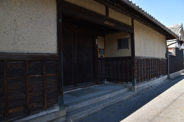国指定登録有形文化財 「旧松原家住宅」の外観|圧巻の長屋門