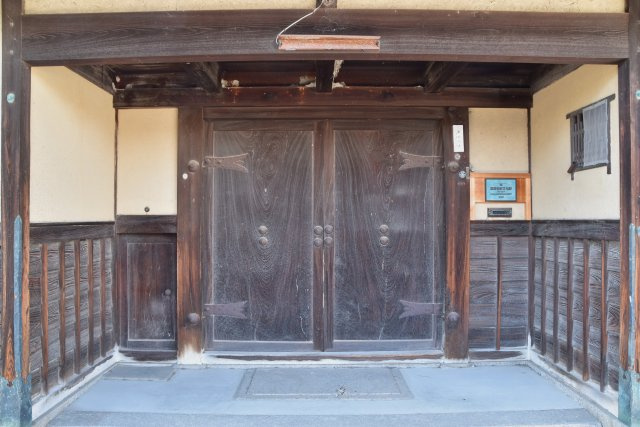 国指定登録有形文化財 「旧松原家住宅」のエントランス|立派な門が出迎えます
