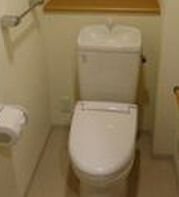 旭ビル21のトイレ|落ち着いた色調のトイレです
