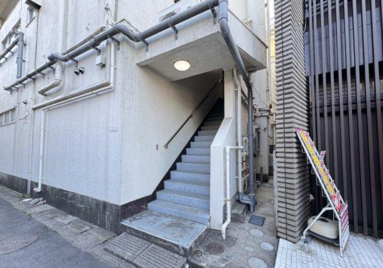 スドウビルのエントランス