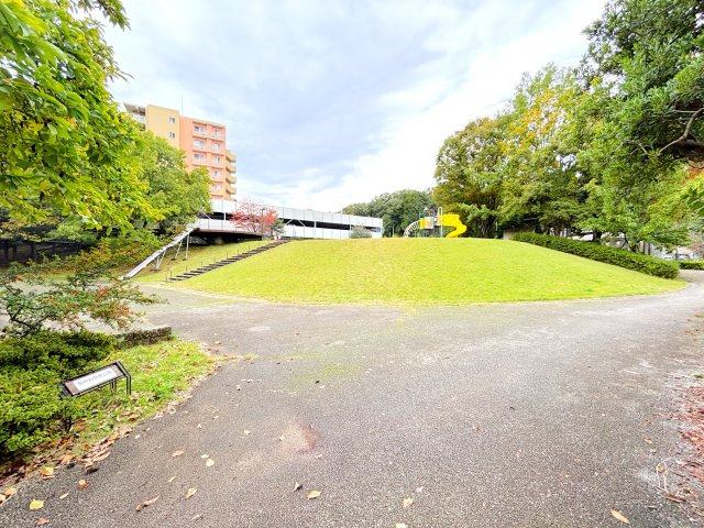近くに別所お月見公園があり、大きな滑り台や遊具でお子様が遊ぶことが出来ます。