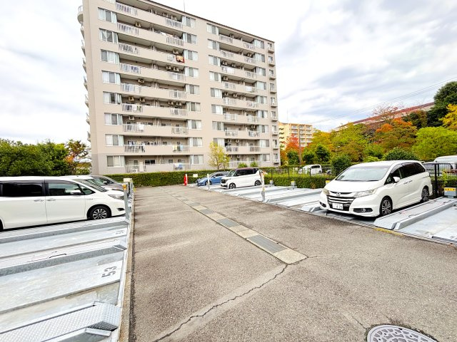 敷地内機械式駐車場。