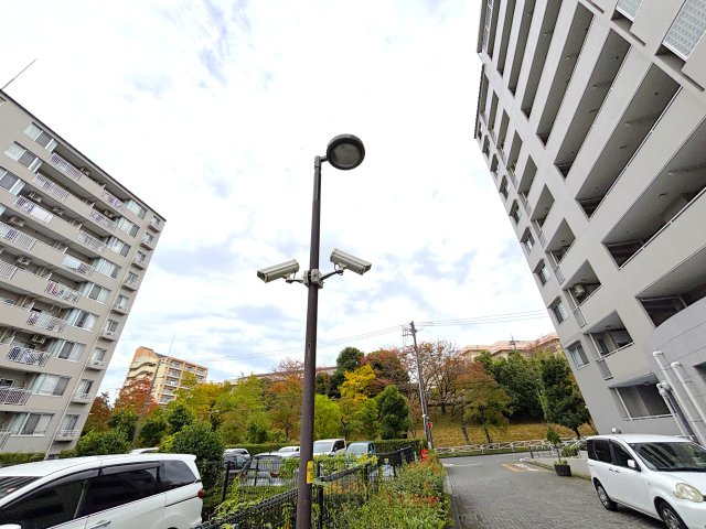 防犯対策に敷地内各所に防犯カメラが設置されています。