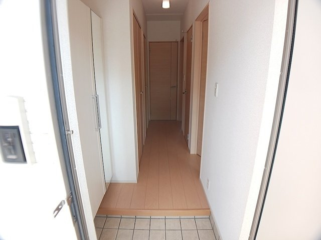 クオリス西里の玄関