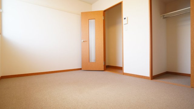 レオパレス安里の寝室|明るいお部屋で新生活。