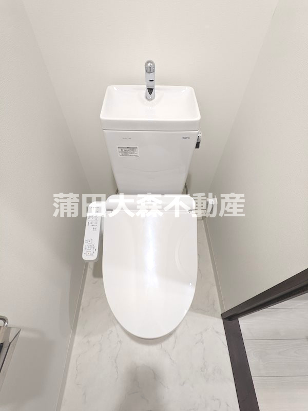 LEXEレグゼ矢口渡のトイレ|棚収納と温水洗浄便座付きのトイレ
