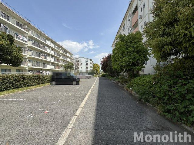 和泉市鶴山台３丁目の賃貸マンションの駐車場