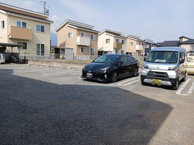 トリーハウスの駐車場